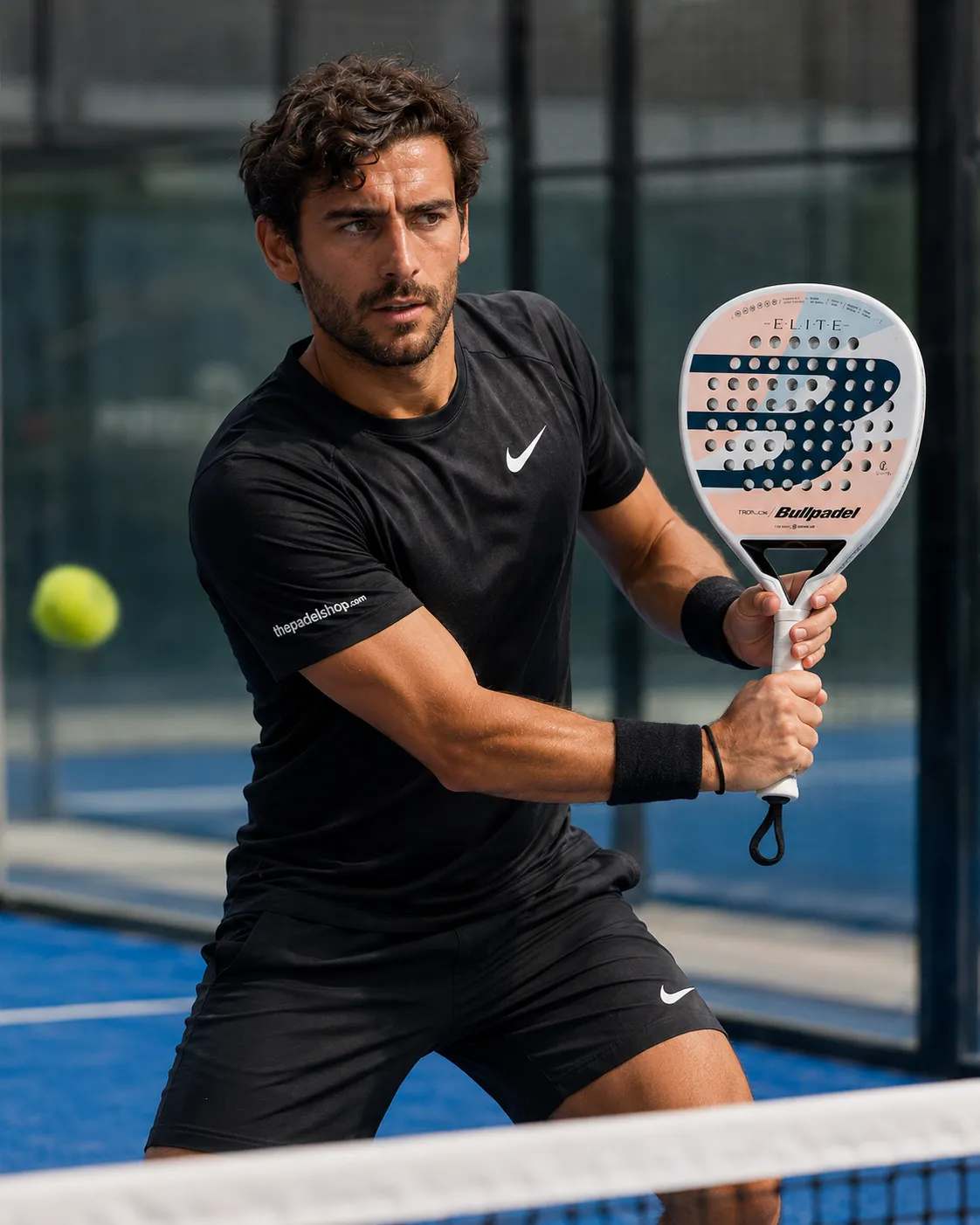 Luca Navarro testing the Bullpadel Elite W padel racket on court