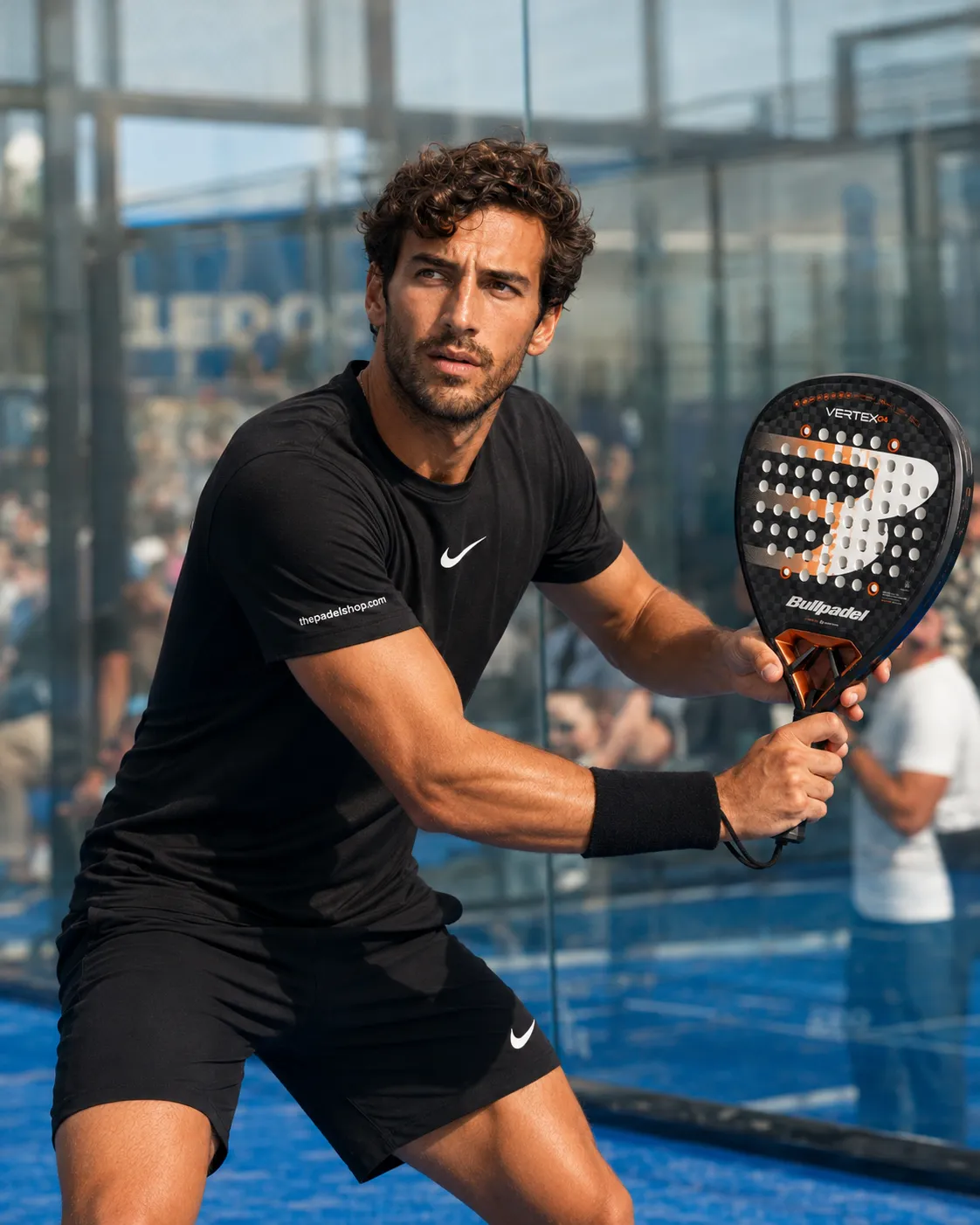 Luca Navarro testing the Bullpadel Vertex 04 Hybrid padel racket on court