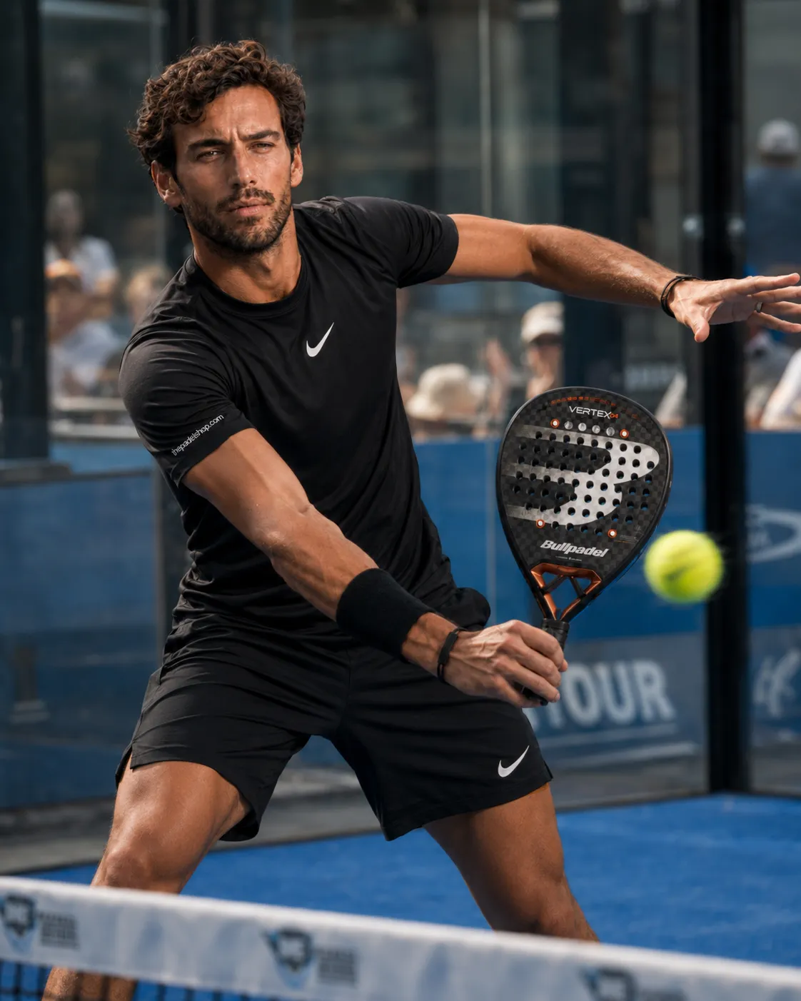 Luca Navarro testing the Bullpadel Vertex 04 Juan Tello padel racket on court