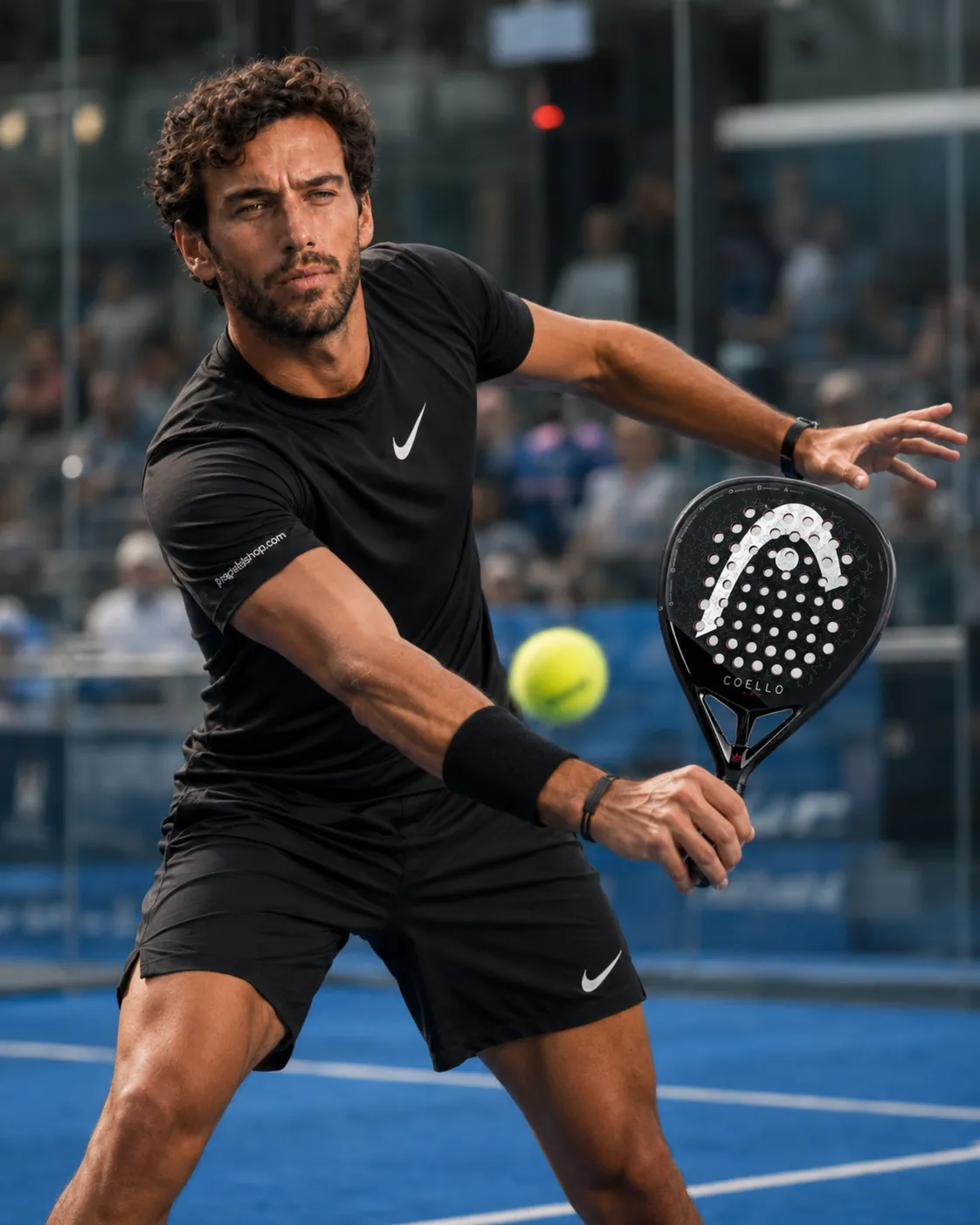 Luca Navarro testing the Head Coello Pro 2025 padel racket on court