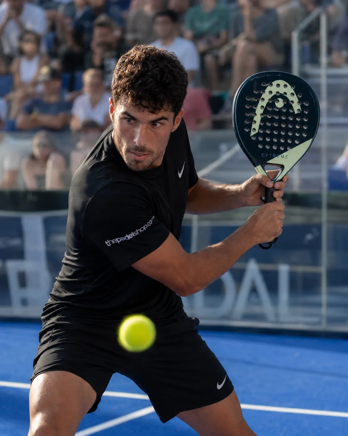 Luca Navarro testing the Head EVO Extreme 2025 padel racket on court