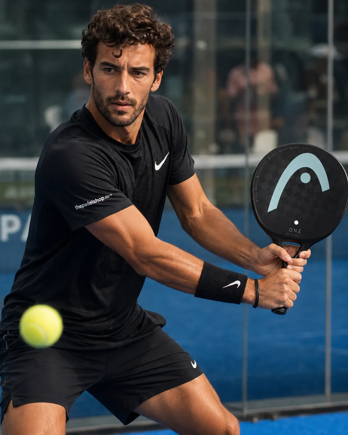 Luca Navarro testing the Head One Ultralight Black padel racket on court