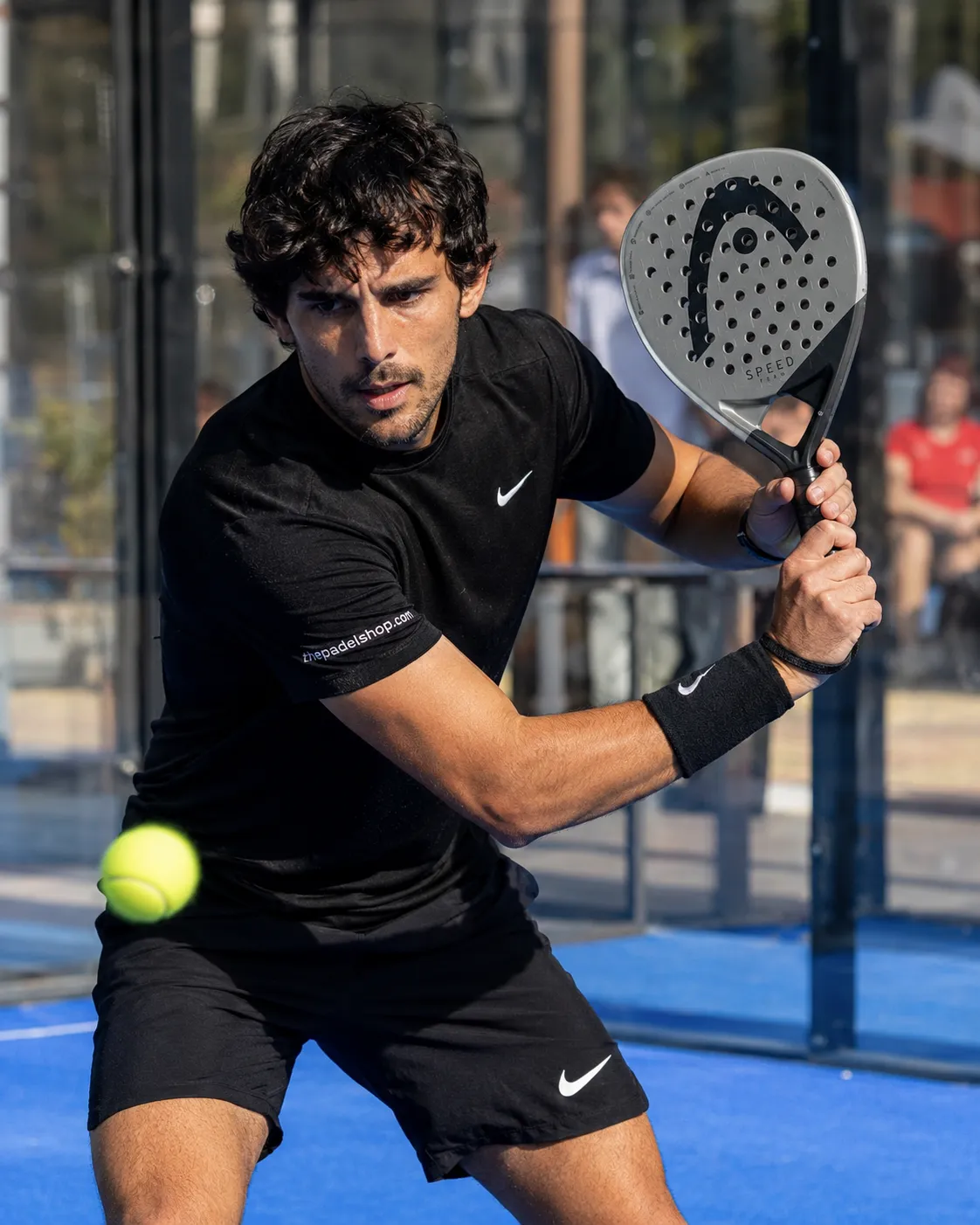 Luca Navarro testing the Head Speed Team 2025 padel racket on court