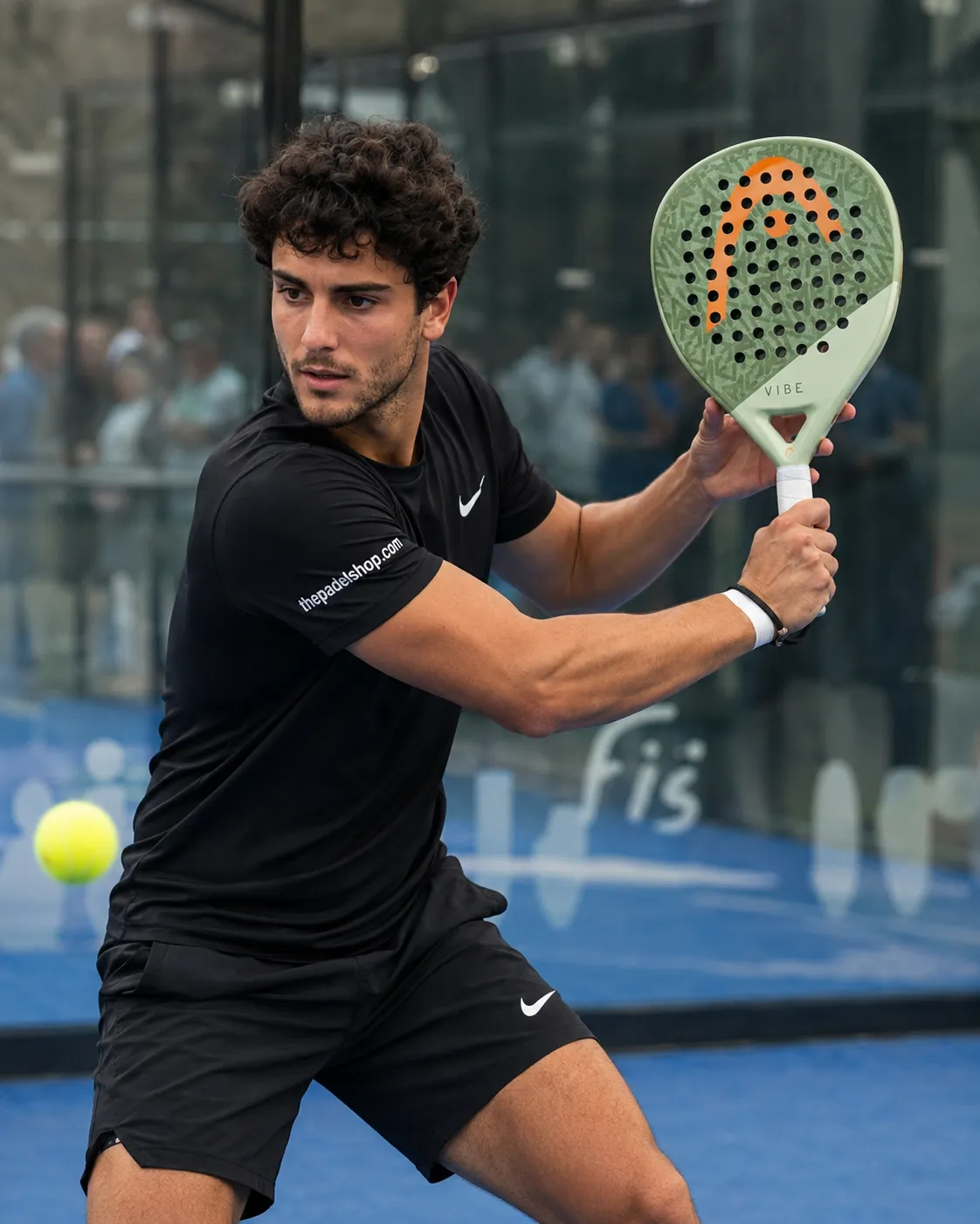 Luca Navarro testing the Head Vibe 2026 padel racket on court